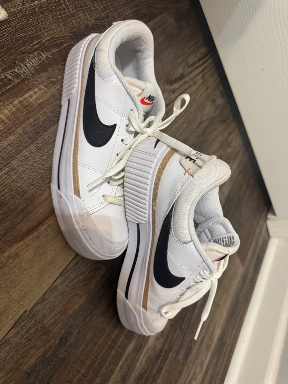 Nike Womens White, Black & Tan Low-Top Sneakers